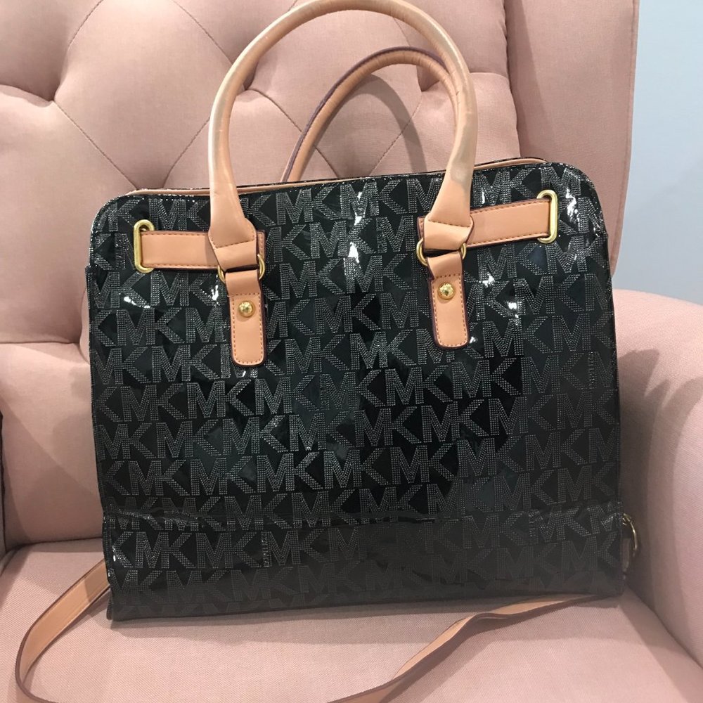 Shoulder bag with gold hardware - Picture 2 of 16